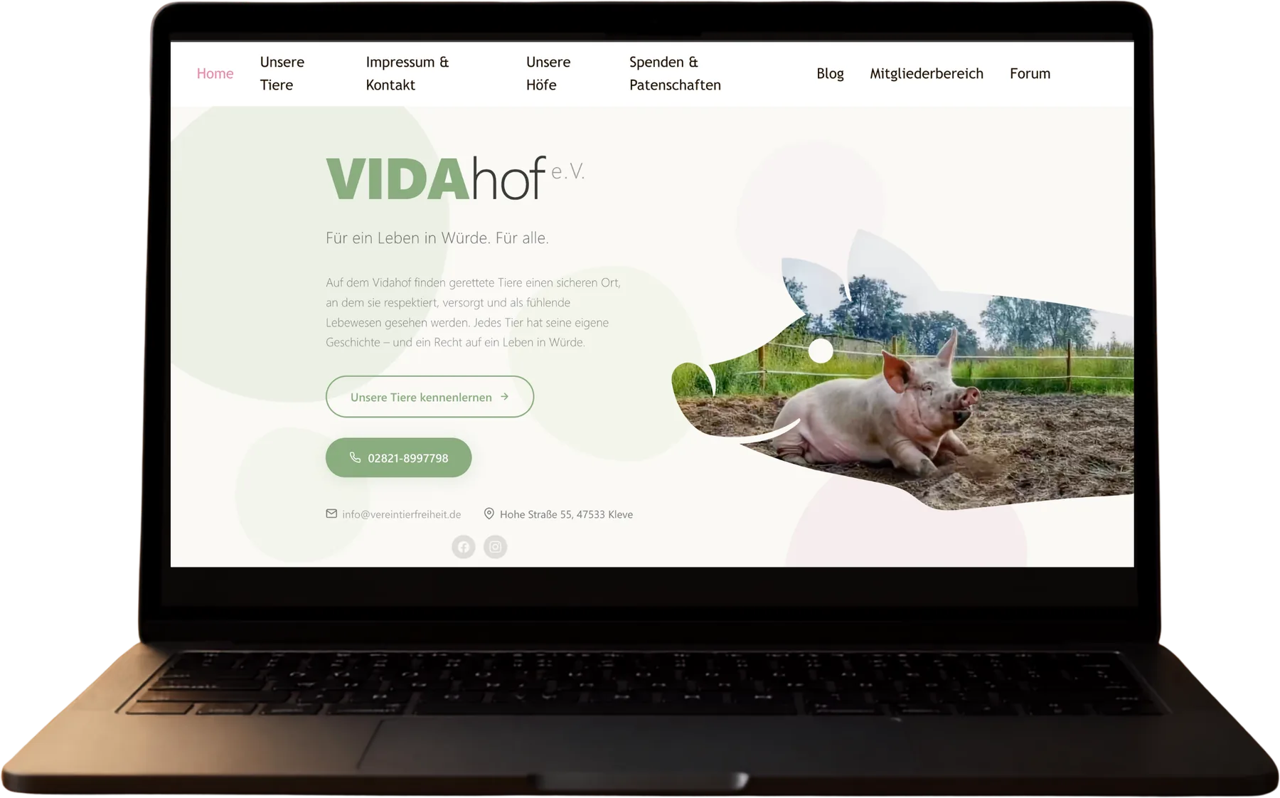 VIDAhof auf einem MacBook: Startseite mit dem Leitsatz „Für ein Leben in Würde. Für alle.“